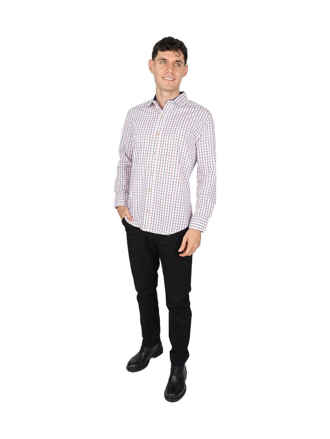 Hombre vistiendo una camisa de manga larga con estampado de cuadros rojos y azules sobre fondo blanco.