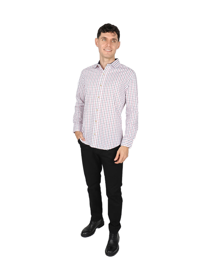 Hombre vistiendo una camisa de manga larga con estampado de cuadros rojos y azules sobre fondo blanco.