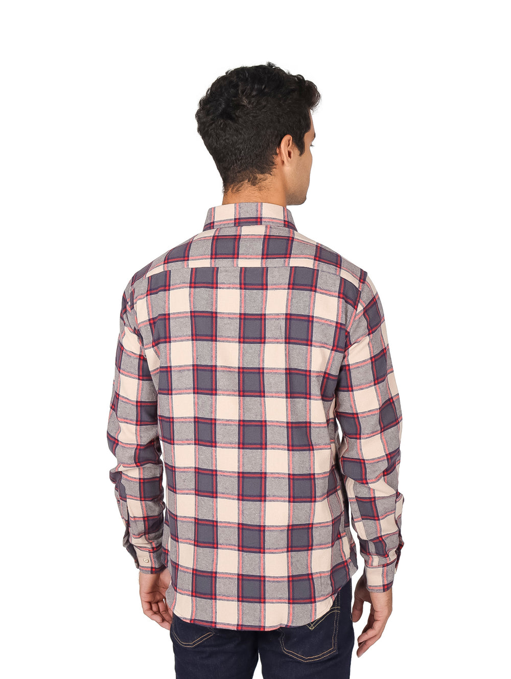 Hombre vistiendo camisa de franela a cuadros en colores beige y café con manga larga.