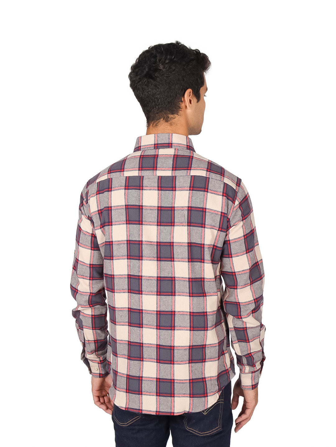 Hombre vistiendo camisa de franela a cuadros en colores beige y café con manga larga.