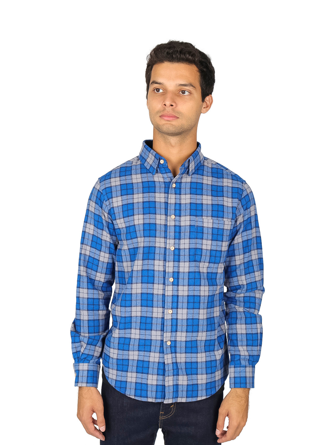 Hombre vistiendo una camisa de franela a cuadros en color azul y negro con manga larga.