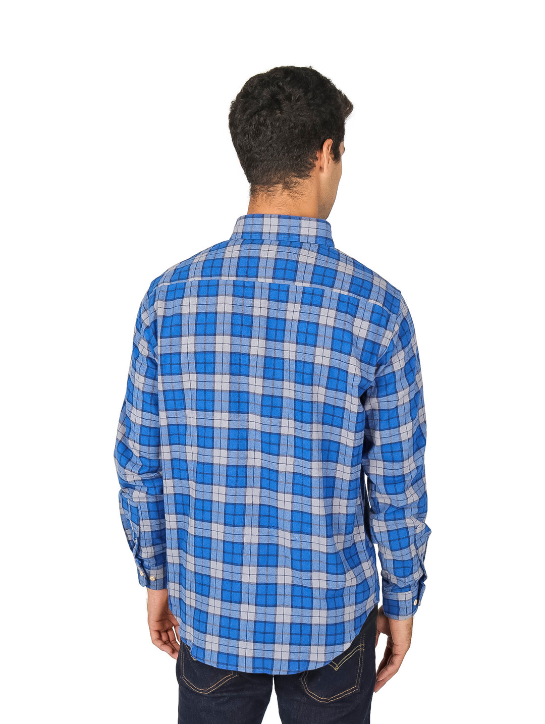 Hombre vistiendo una camisa de franela a cuadros en color azul y negro con manga larga.