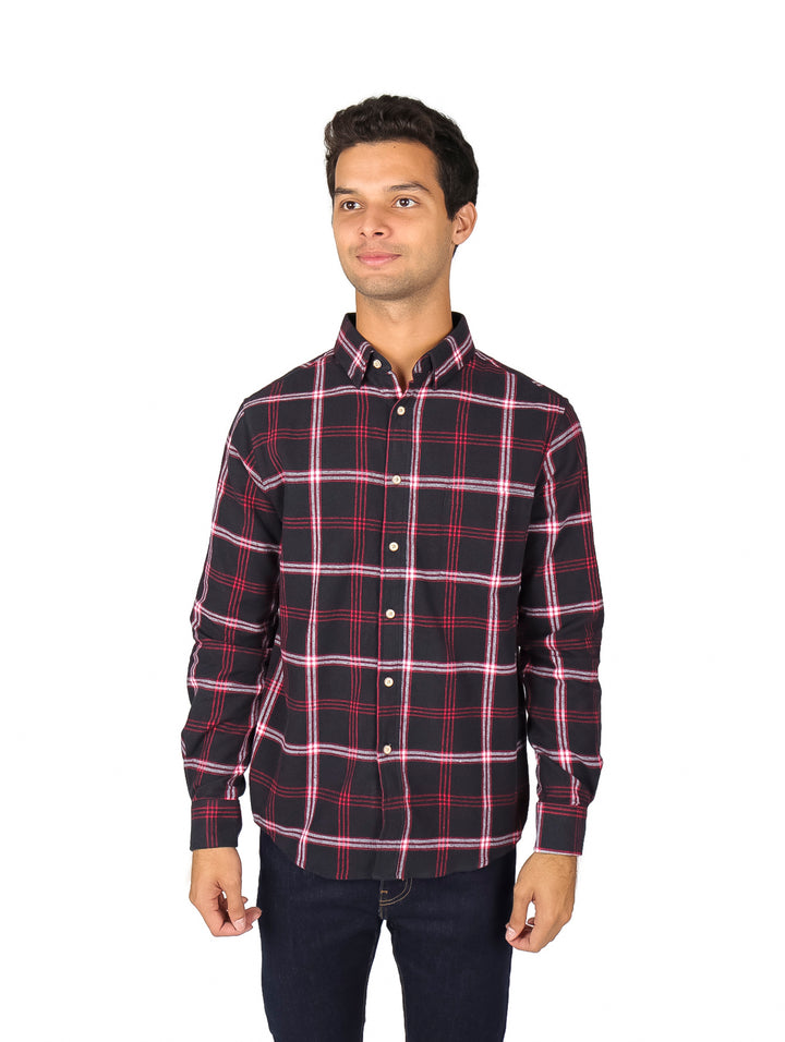 Hombre vistiendo camisa de franela a cuadros en colores negro y rojo con manga larga.