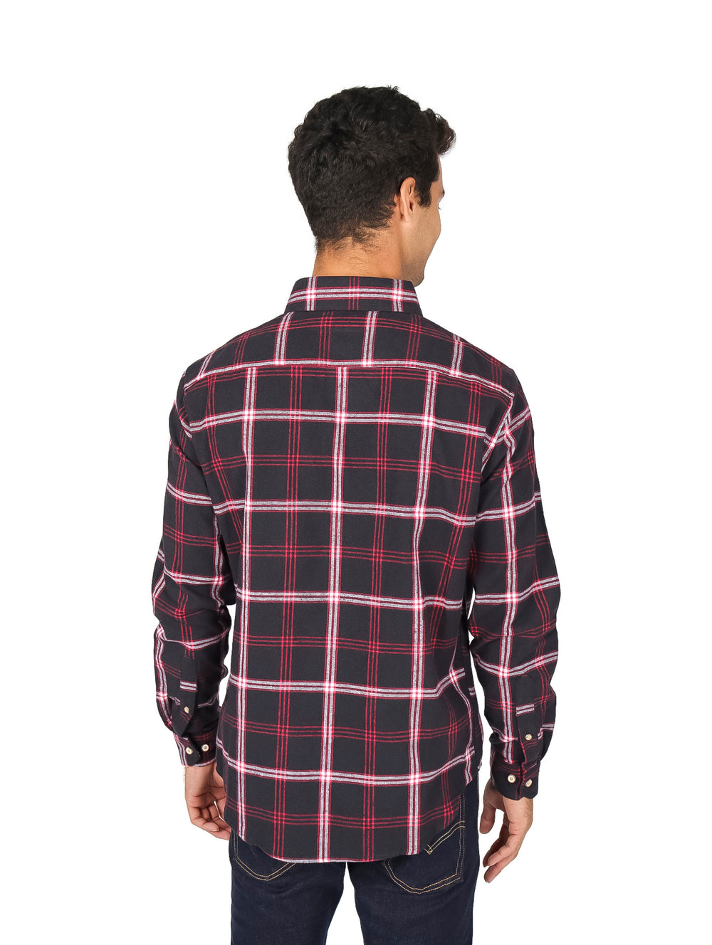 Hombre vistiendo camisa de franela a cuadros en colores negro y rojo con manga larga.