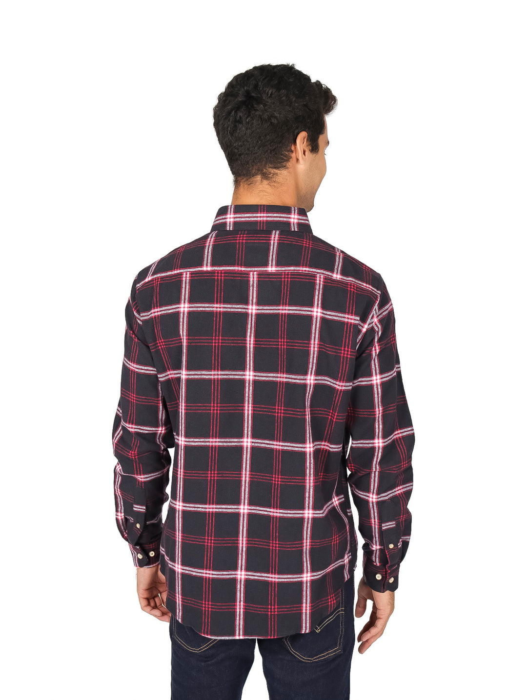 Hombre vistiendo camisa de franela a cuadros en colores negro y rojo con manga larga.