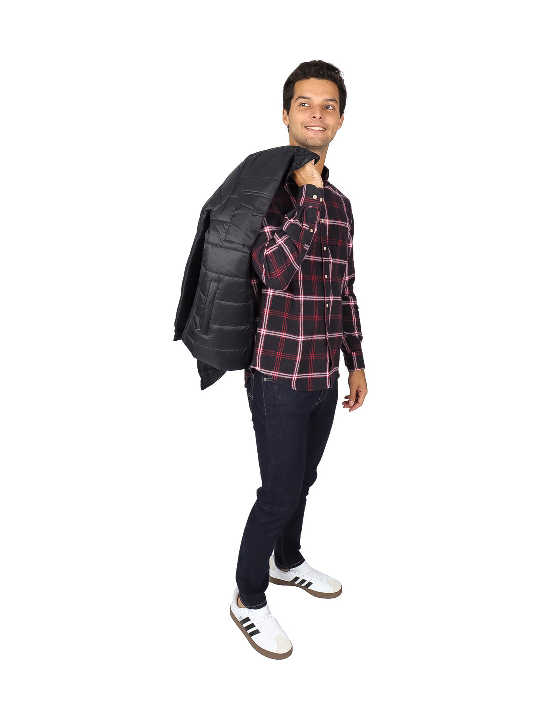 Hombre vistiendo camisa de franela a cuadros en colores negro y rojo con manga larga.