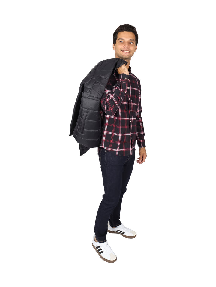 Hombre vistiendo camisa de franela a cuadros en colores negro y rojo con manga larga.