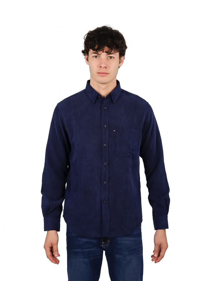 Hombre vistiendo una camisa de manga larga color azul marino de franela.