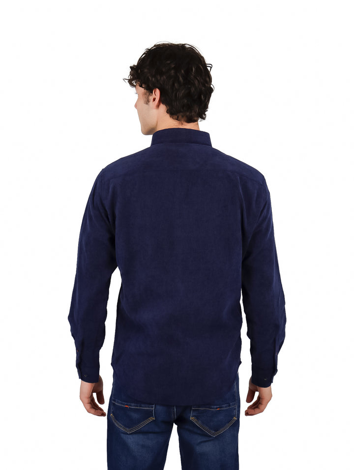 Hombre vistiendo una camisa de manga larga color azul marino de franela.