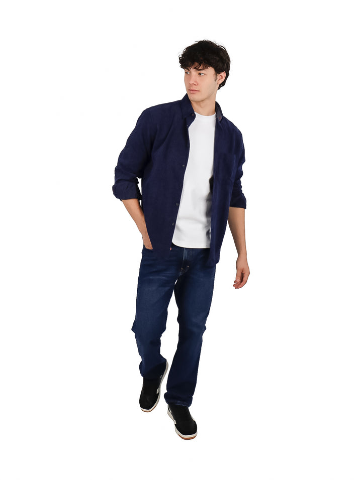 Hombre vistiendo una camisa de manga larga color azul marino de franela.