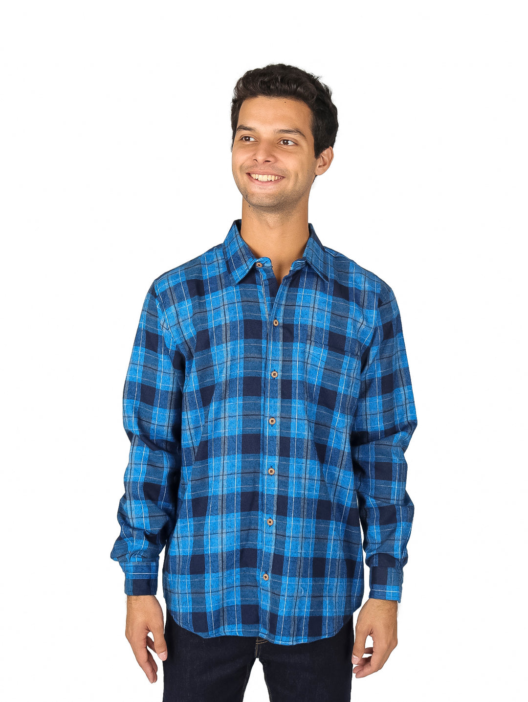 Hombre vistiendo una camisa de manga larga a cuadros en colores azul y marino.