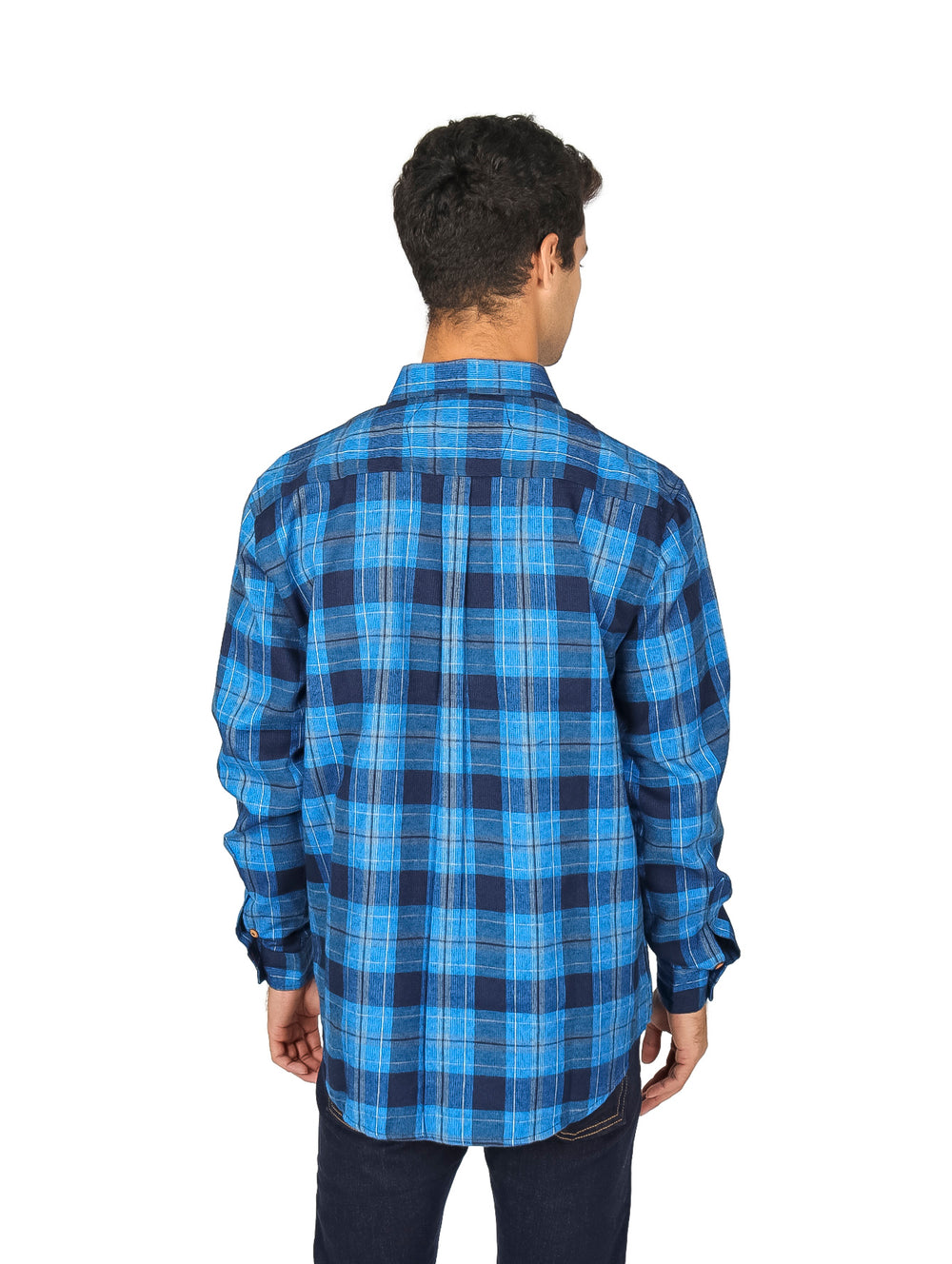 Hombre vistiendo una camisa de manga larga a cuadros en colores azul y marino.