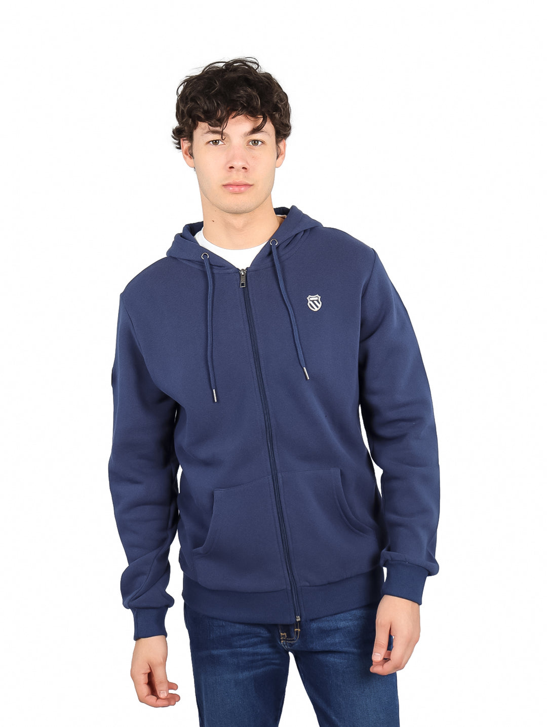 Hombre vistiendo una sudadera con capucha y cierre frontal en color azul marino de la marca K-Swiss.