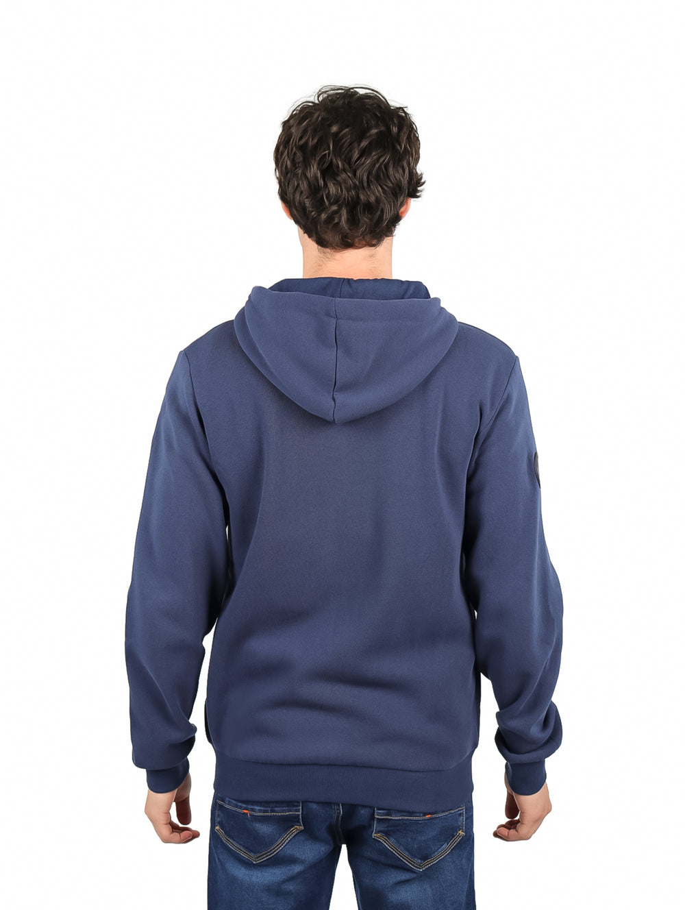 Hombre vistiendo una sudadera con capucha y cierre frontal en color azul marino de la marca K-Swiss.