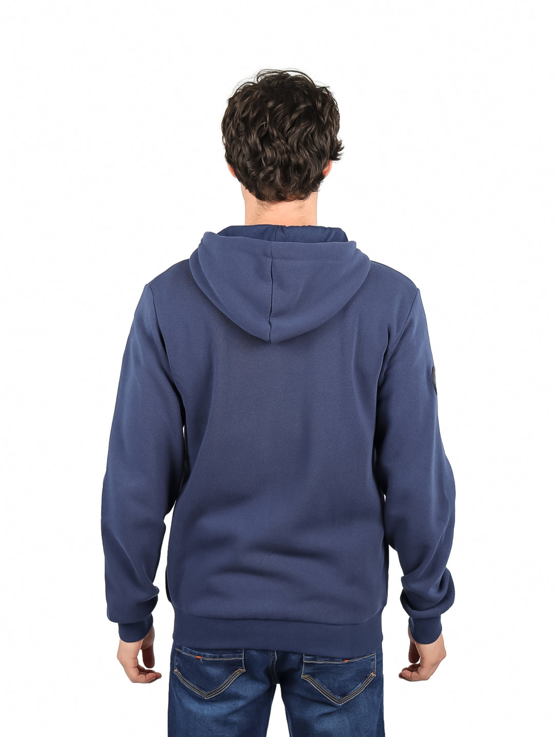 Hombre vistiendo una sudadera con capucha y cierre frontal en color azul marino de la marca K-Swiss.