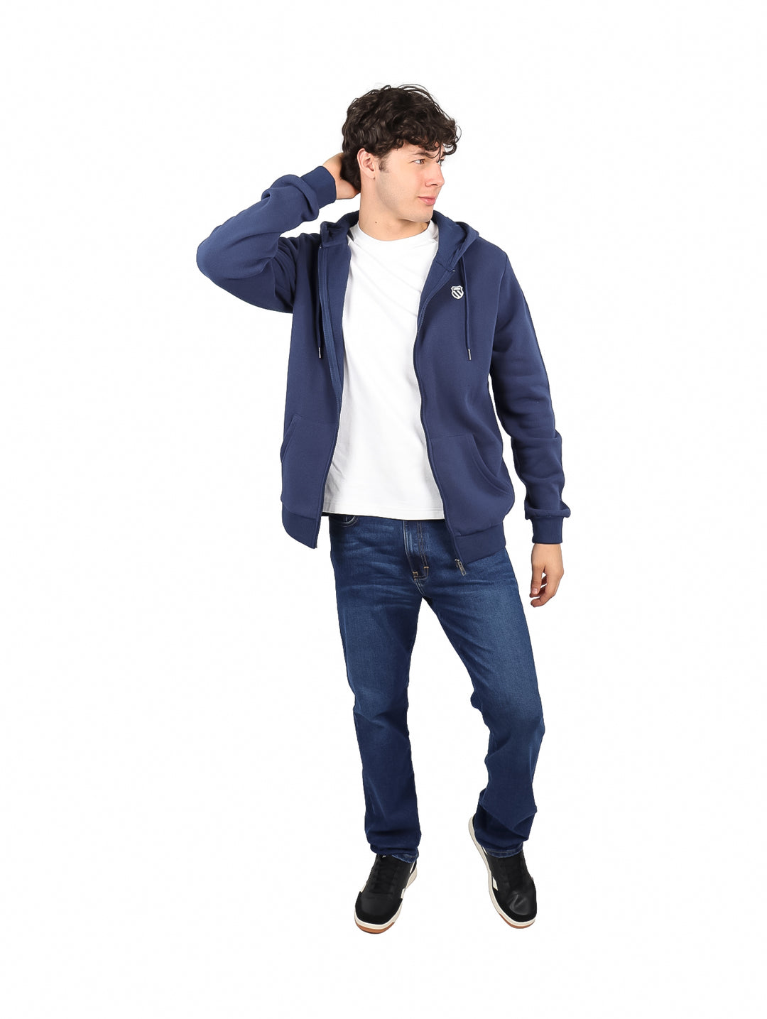 Hombre vistiendo una sudadera con capucha y cierre frontal en color azul marino de la marca K-Swiss.