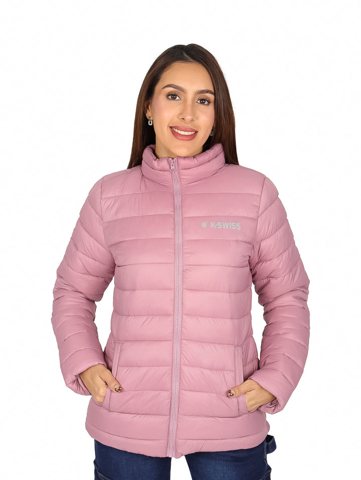 Mujer vistiendo una chamarra acolchada color mauve de la marca K-Swiss con cierre frontal y cuello alto.