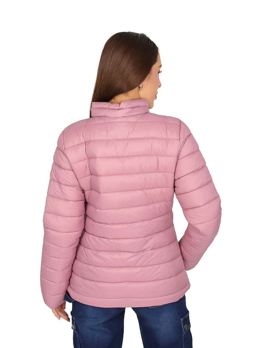 Mujer vistiendo una chamarra acolchada color mauve de la marca K-Swiss con cierre frontal y cuello alto.