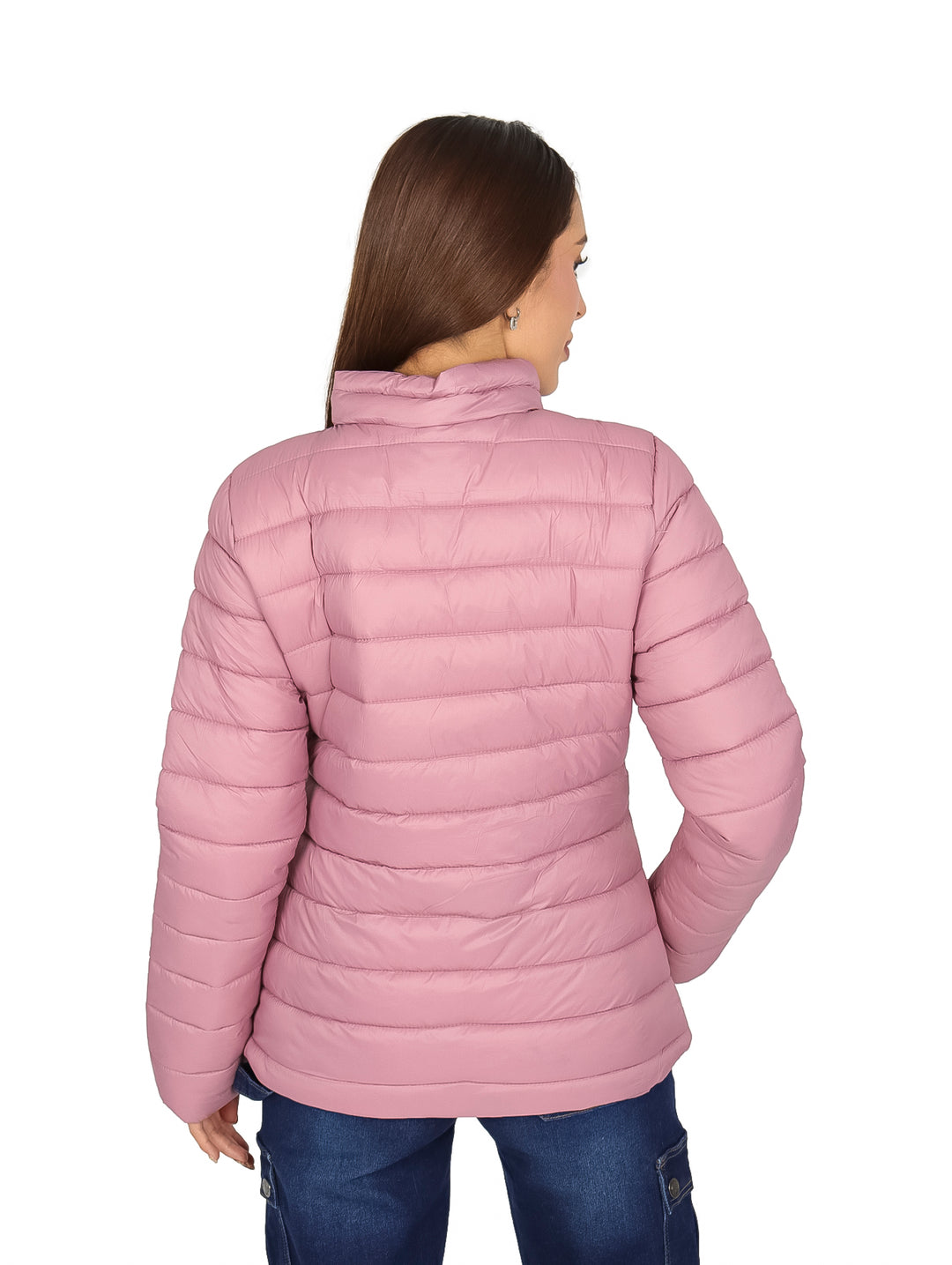 Mujer vistiendo una chamarra acolchada color mauve de la marca K-Swiss con cierre frontal y cuello alto.