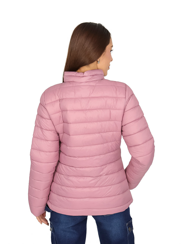 Mujer vistiendo una chamarra acolchada color mauve de la marca K-Swiss con cierre frontal y cuello alto.