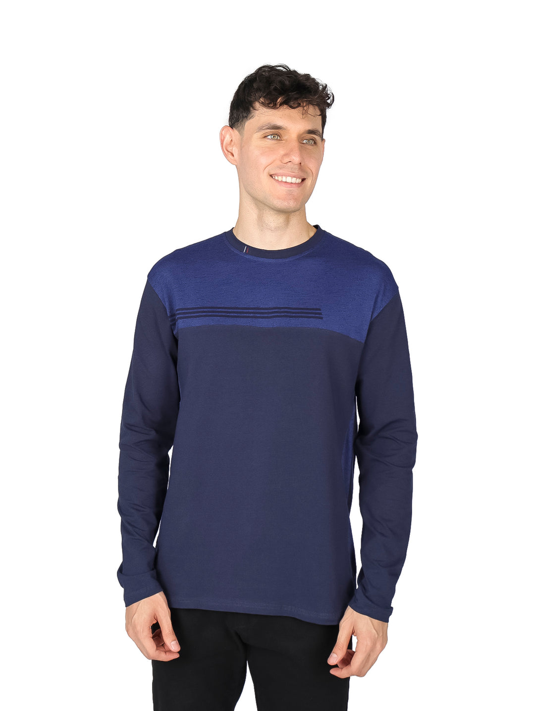 Hombre vistiendo playera de manga larga color azul marino con detalle de textura en la parte superior del pecho.