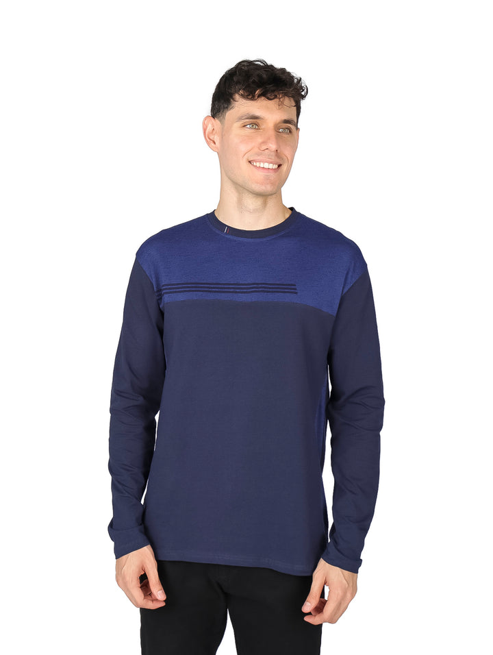 Hombre vistiendo playera de manga larga color azul marino con detalle de textura en la parte superior del pecho.