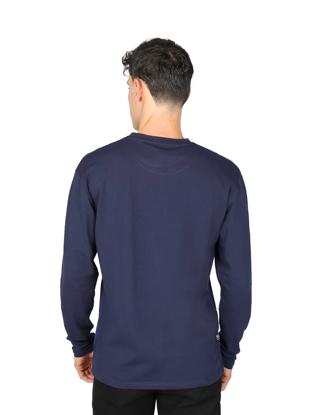 Hombre vistiendo playera de manga larga color azul marino con detalle de textura en la parte superior del pecho.