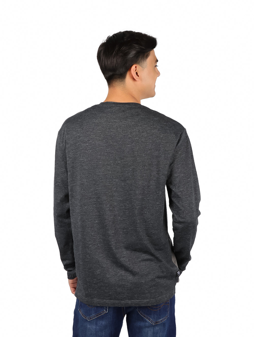 Hombre vistiendo playera de manga larga color gris oscuro con detalle frontal en gris claro.