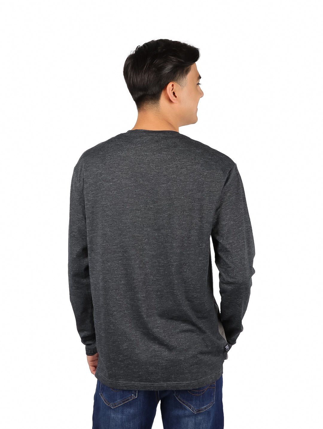 Hombre vistiendo playera de manga larga color gris oscuro con detalle frontal en gris claro.