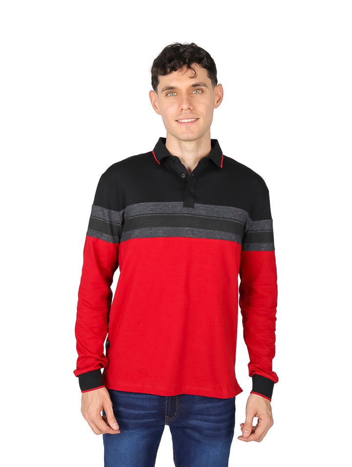 Hombre vistiendo playera manga larga tricolor en colores negro, gris y rojo con cuello