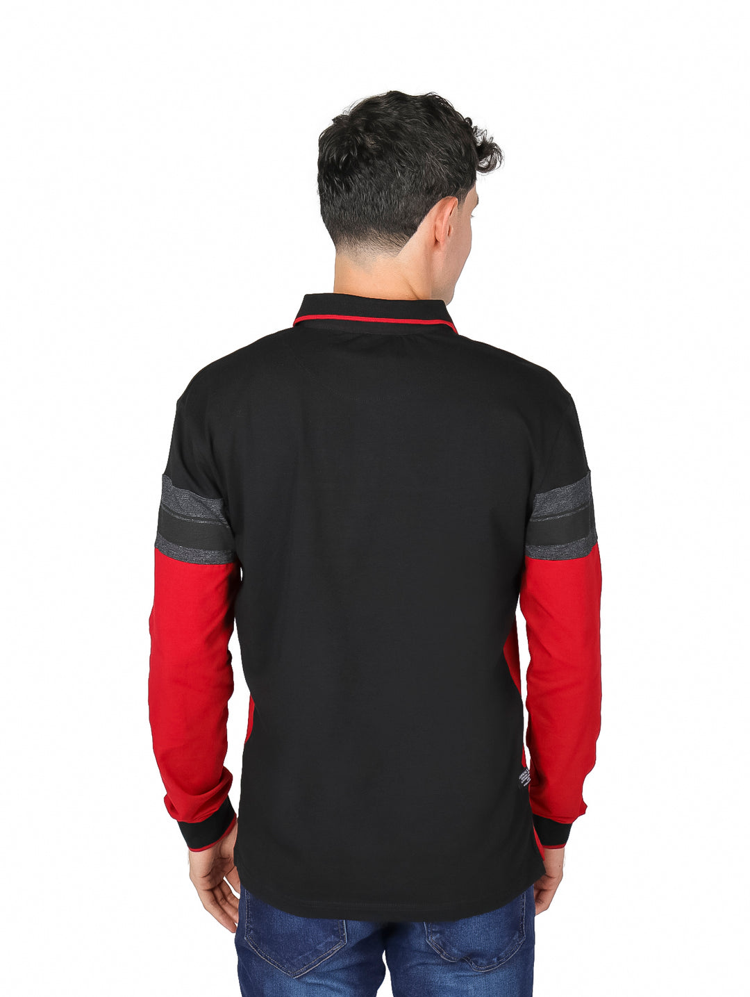 Hombre vistiendo playera manga larga tricolor en colores negro, gris y rojo con cuello