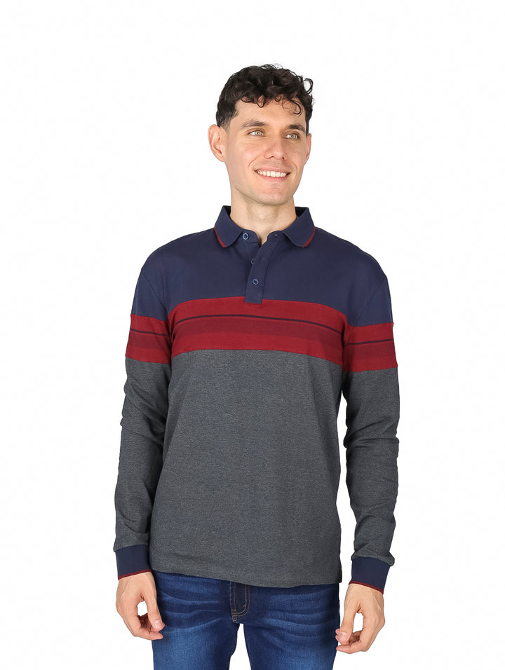 Hombre vistiendo playera polo de manga larga con bloques de color azul marino, guinda y gris carbón.