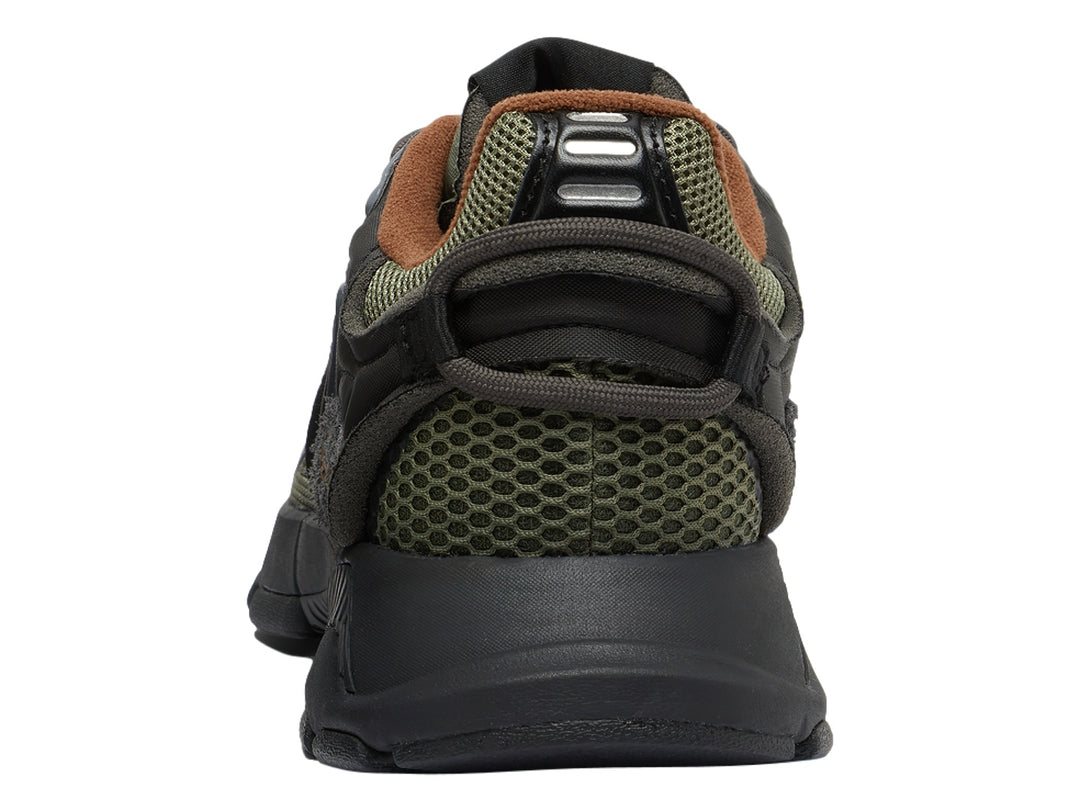 Tenis deportivos Lacoste color verde oliva y negro con suela gruesa y detalles en malla.