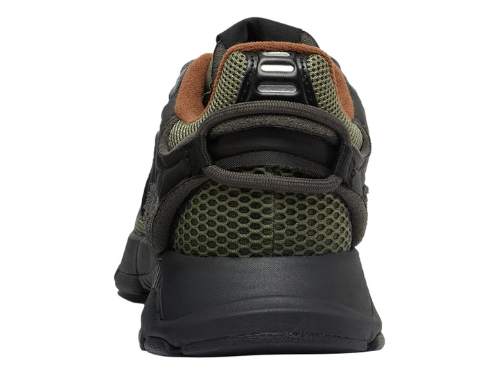 Tenis deportivos Lacoste color verde oliva y negro con suela gruesa y detalles en malla.
