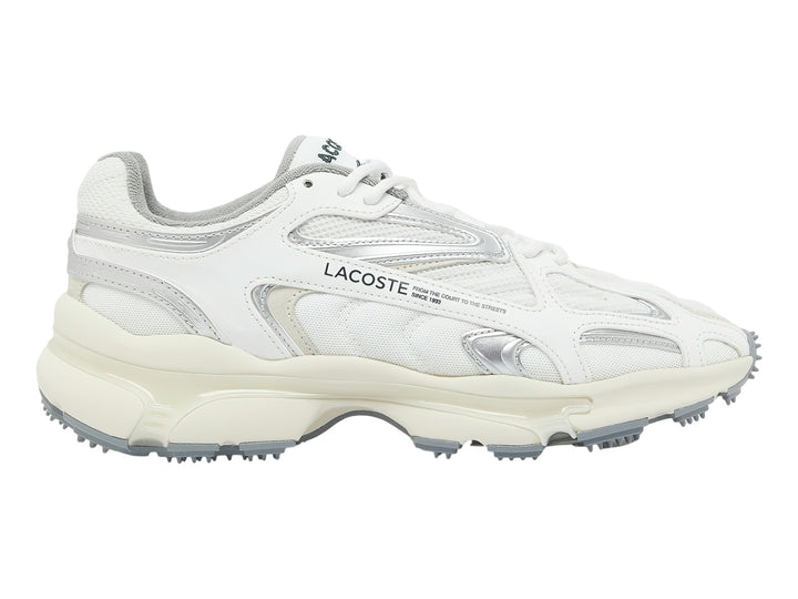 Tenis Lacoste 2K24 color blanco y gris con suela gruesa y detalles metálicos.