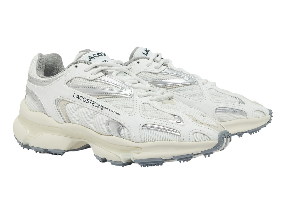 Tenis Lacoste 2K24 color blanco y gris con suela gruesa y detalles metálicos.