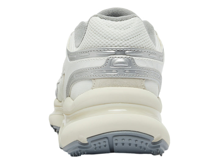 Tenis Lacoste 2K24 color blanco y gris con suela gruesa y detalles metálicos.
