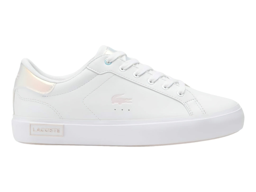 Tenis Lacoste blancos de corte bajo con detalles iridiscentes en el talón y suela blanca.