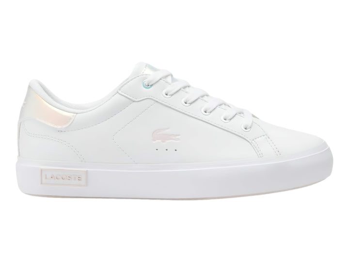 Tenis Lacoste blancos de corte bajo con detalles iridiscentes en el talón y suela blanca.