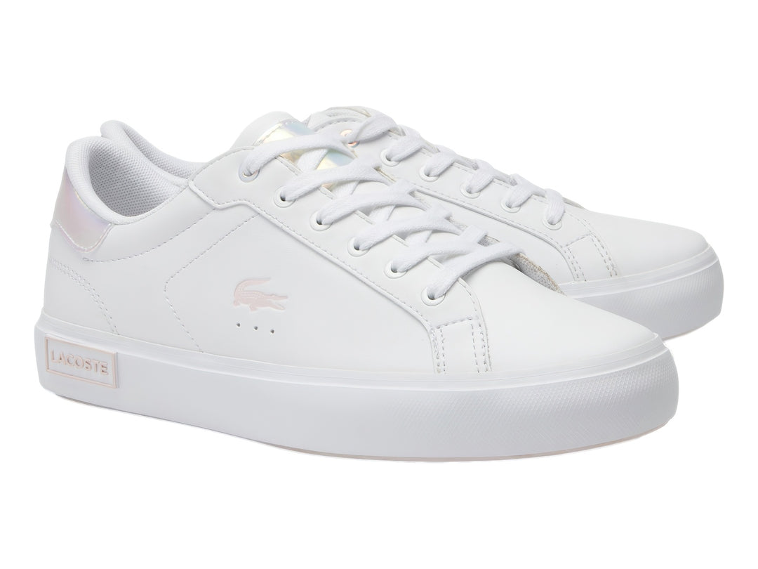 Tenis Lacoste blancos de corte bajo con detalles iridiscentes en el talón y suela blanca.