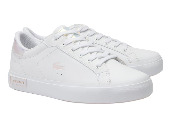 Tenis Lacoste blancos de corte bajo con detalles iridiscentes en el talón y suela blanca.