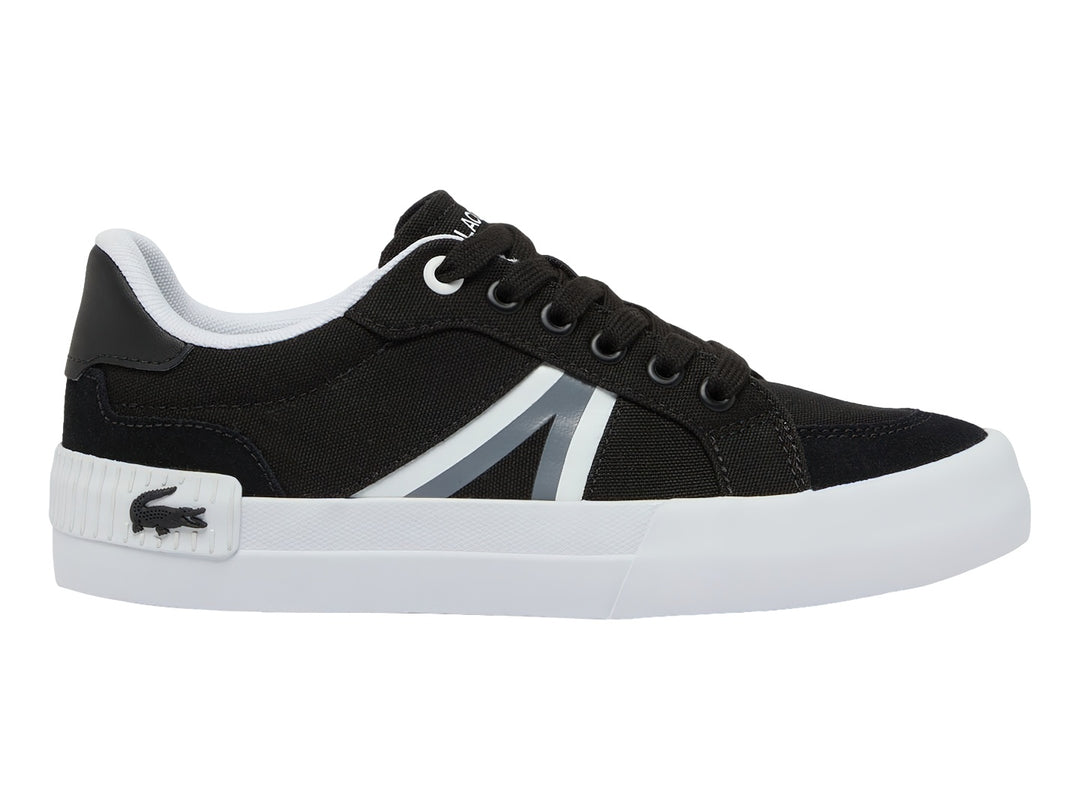 Tenis infantiles Lacoste color negro con suela y franja lateral blanca.