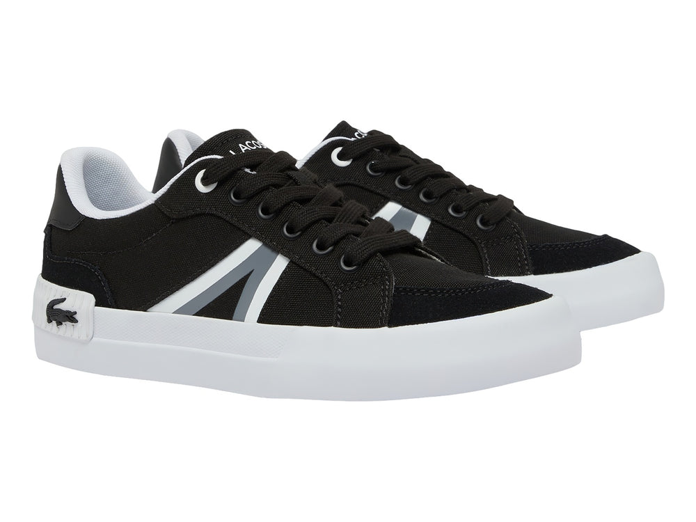 Tenis infantiles Lacoste color negro con suela y franja lateral blanca.