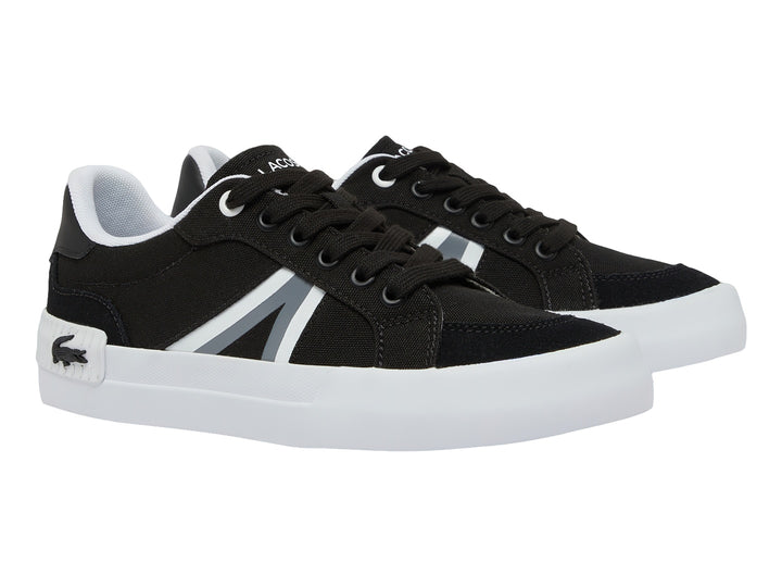 Tenis infantiles Lacoste color negro con suela y franja lateral blanca.