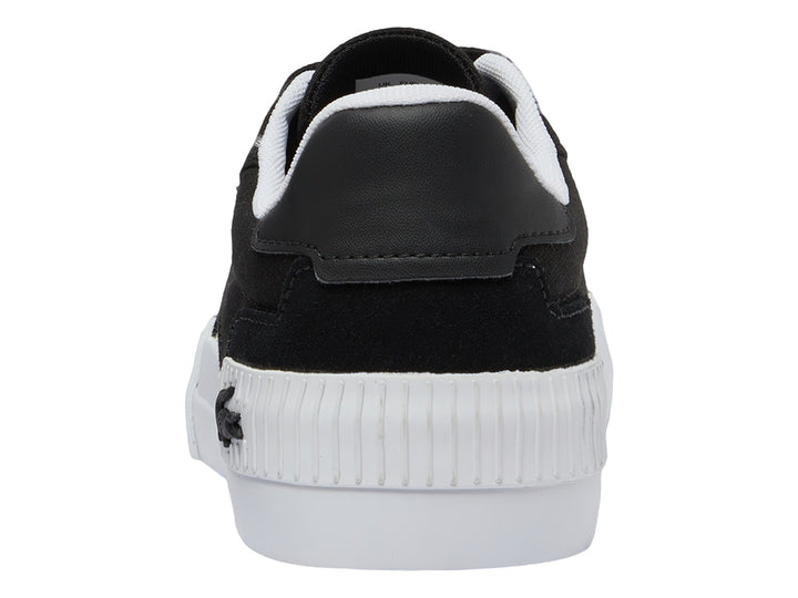 Tenis infantiles Lacoste color negro con suela y franja lateral blanca.