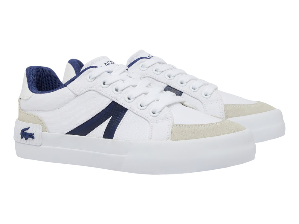 Tenis Lacoste blancos con detalles en azul marino y beige, diseño deportivo para niños.