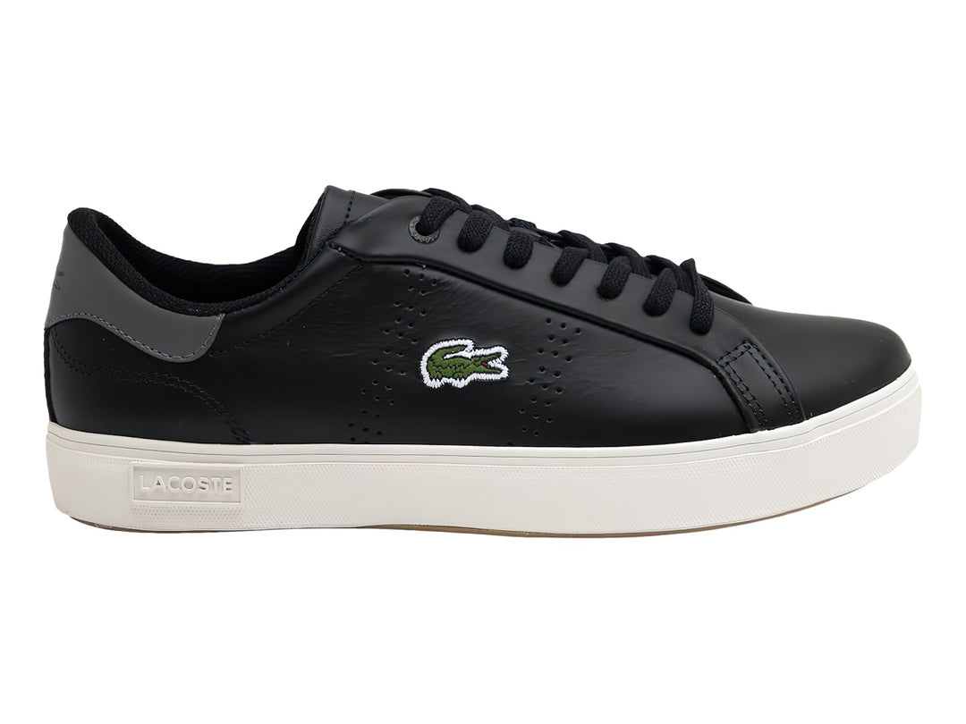 Tenis Lacoste Powercourt en color negro con detalles en gris y suela blanca.
