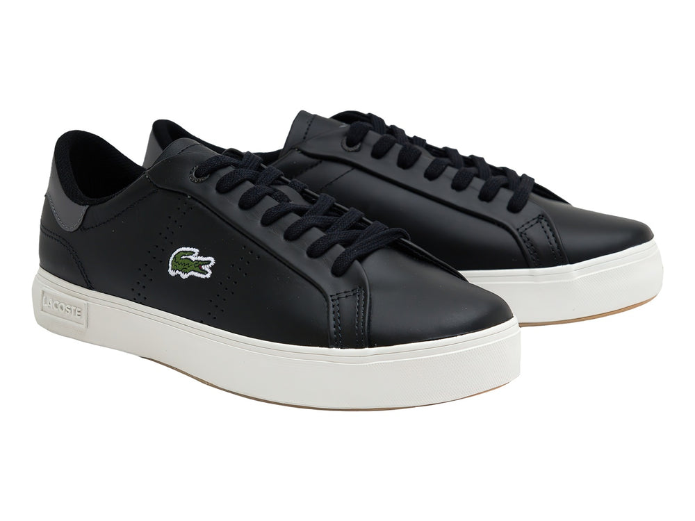 Tenis Lacoste Powercourt en color negro con detalles en gris y suela blanca.