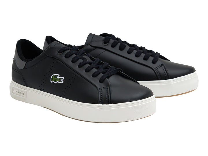 Tenis Lacoste Powercourt en color negro con detalles en gris y suela blanca.
