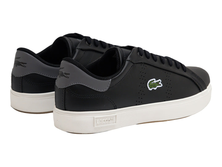 Tenis Lacoste Powercourt en color negro con detalles en gris y suela blanca.